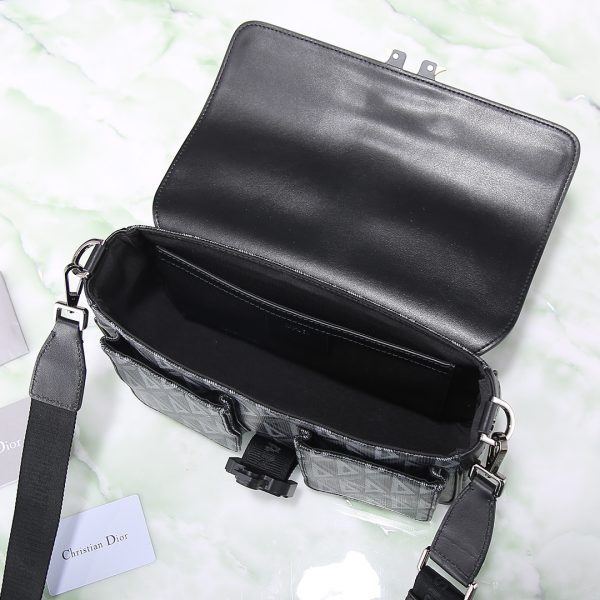 i1700328551_7909_7 This Dior Hit the Road handbag, paired with shoulder straps,