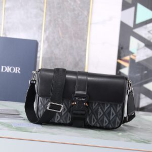 i1700328551_8855_1 This Dior Hit the Road handbag, paired with shoulder straps,
