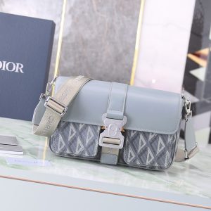i1700336026_36_0 This Dior Hit the Road handbag, paired with shoulder straps, is a new product of the season that blends modern style with Dior's haute couture spirit