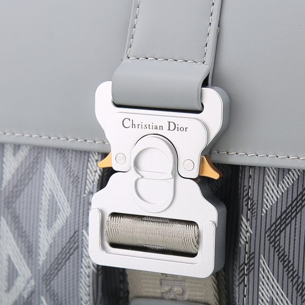 i1700336026_4402_6 This Dior Hit the Road handbag, paired with shoulder straps, is a new product of the season that blends modern style with Dior's haute couture spirit