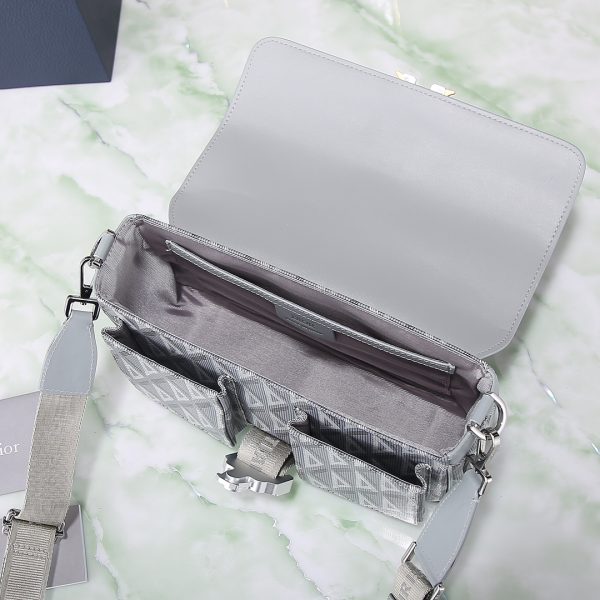 i1700336026_4815_7 This Dior Hit the Road handbag, paired with shoulder straps, is a new product of the season that blends modern style with Dior's haute couture spirit