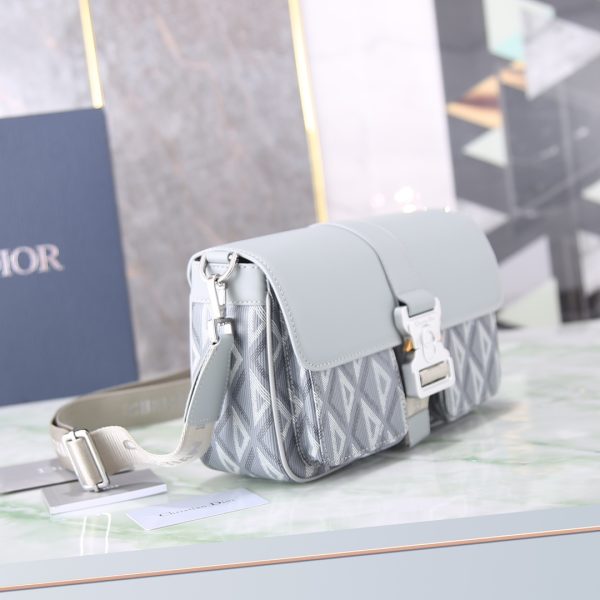 i1700336026_496_2 This Dior Hit the Road handbag, paired with shoulder straps, is a new product of the season that blends modern style with Dior's haute couture spirit