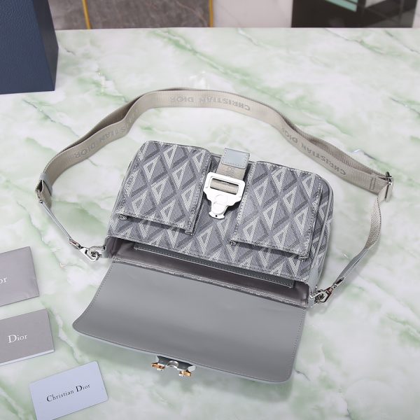 i1700336026_8093_5 This Dior Hit the Road handbag, paired with shoulder straps, is a new product of the season that blends modern style with Dior's haute couture spirit