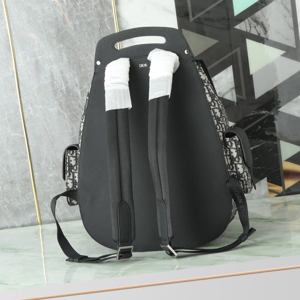 i1714429996_1934_0 This large Gallop backpack features a stylish original design that highlights the classic saddle style logo