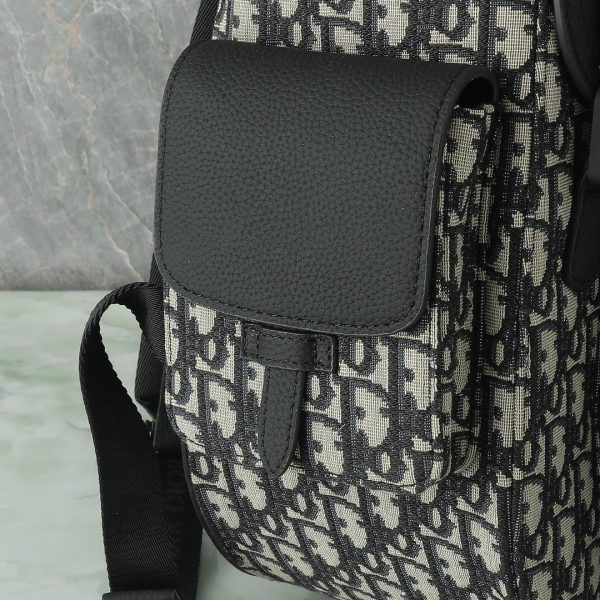 i1714429996_298_1 This large Gallop backpack features a stylish original design that highlights the classic saddle style logo