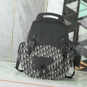 i1714429996_398_2 This large Gallop backpack features a stylish original design that highlights the classic saddle style logo