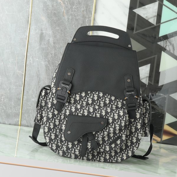 i1714429996_398_2 This large Gallop backpack features a stylish original design that highlights the classic saddle style logo