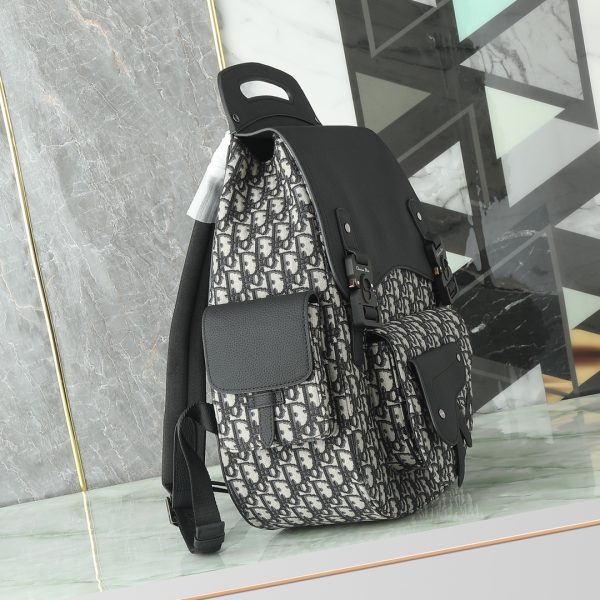 i1714429996_6560_7 This large Gallop backpack features a stylish original design that highlights the classic saddle style logo