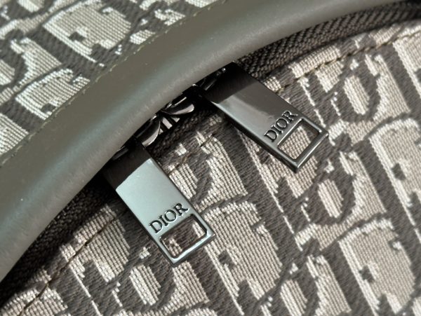i1714921879_3947_7 This Rider backpack has a simple outline and a classic college style that exudes vitality