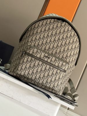 This Rider backpack has a simple outline and a classic college style that exudes vitality