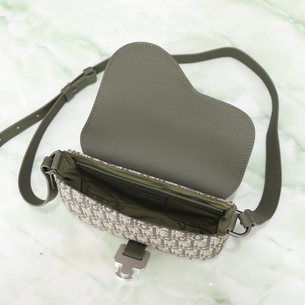 i1715895339_4894_8 💰 This saddle messenger bag features a stylish design, paired with a flip cover, showcasing exquisite elegance and elevating the style of the saddle series. Crafted with khaki Oblique printed fabri