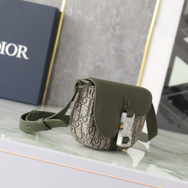 i1715895339_6550_7 💰 This saddle messenger bag features a stylish design, paired with a flip cover, showcasing exquisite elegance and elevating the style of the saddle series. Crafted with khaki Oblique printed fabri