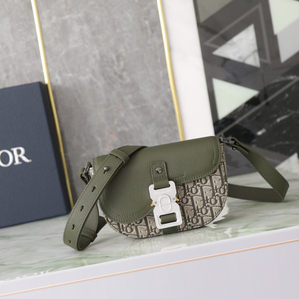 i1715895339_9423_5 💰 This saddle messenger bag features a stylish design, paired with a flip cover, showcasing exquisite elegance and elevating the style of the saddle series. Crafted with khaki Oblique printed fabri