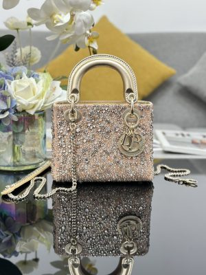 ❤️❤️ Lady Dior's three grid embroidered bead diamond gold, with lamb tendon inside, is carefully crafted with 27 different sizes of bead diamonds