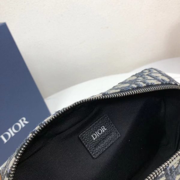 i1722363058_1191_8 The practical and compact style makes it an ideal Safari messenger bag for daily items. Made of beige and black Dior Oblique jacquard materials