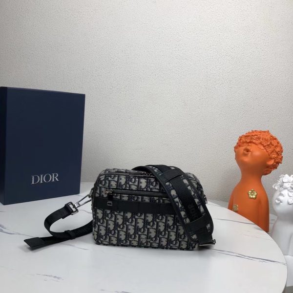 i1722363058_3322_0 The practical and compact style makes it an ideal Safari messenger bag for daily items. Made of beige and black Dior Oblique jacquard materials