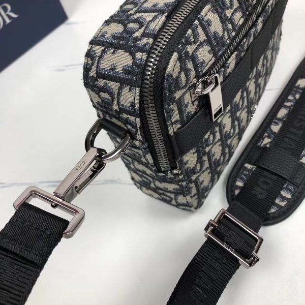 i1722363058_4593_5 The practical and compact style makes it an ideal Safari messenger bag for daily items. Made of beige and black Dior Oblique jacquard materials