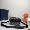 i1722363058_7500_1 The practical and compact style makes it an ideal Safari messenger bag for daily items. Made of beige and black Dior Oblique jacquard materials