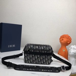 i1722363058_7500_1 The practical and compact style makes it an ideal Safari messenger bag for daily items. Made of beige and black Dior Oblique jacquard materials