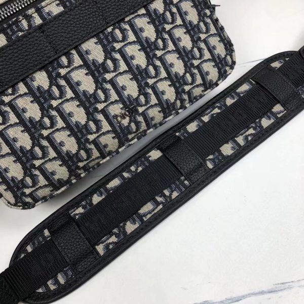 i1722363058_8373_4 The practical and compact style makes it an ideal Safari messenger bag for daily items. Made of beige and black Dior Oblique jacquard materials