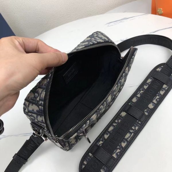 i1722363058_9794_7 The practical and compact style makes it an ideal Safari messenger bag for daily items. Made of beige and black Dior Oblique jacquard materials