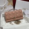 The latest medium-sized chain carrying bag for brick cabinets, featuring iconic vine patterned grids and classic letter pendants