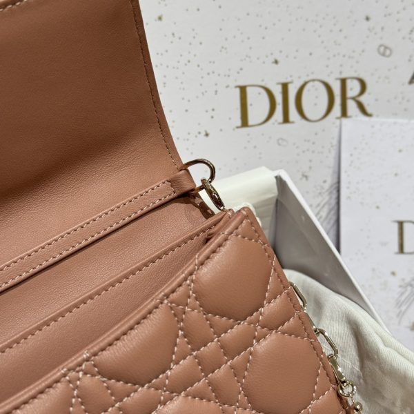 i1723553823_7111_5 The latest medium-sized chain carrying bag for brick cabinets, featuring iconic vine patterned grids and classic letter pendants