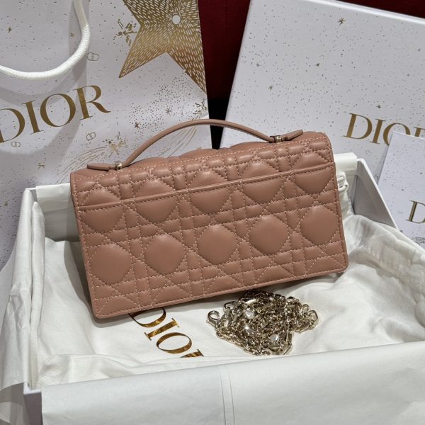 i1723553823_958_4 The latest medium-sized chain carrying bag for brick cabinets, featuring iconic vine patterned grids and classic letter pendants