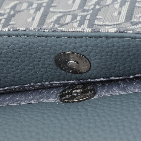 This small saddle messenger bag features a flip design, exquisite and stylish. Crafted with deep grey Oblique printed fabric