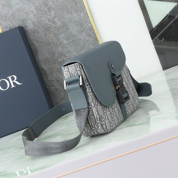 This small saddle messenger bag features a flip design, exquisite and stylish. Crafted with deep grey Oblique printed fabric