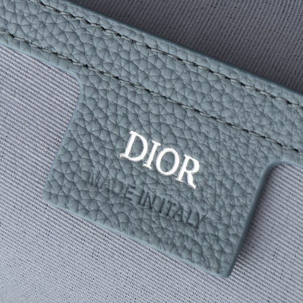 This small saddle messenger bag features a flip design, exquisite and stylish. Crafted with deep grey Oblique printed fabric