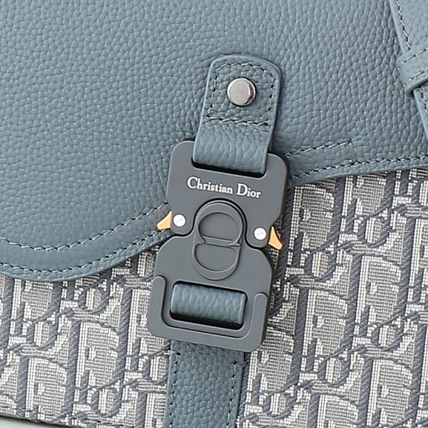 This small saddle messenger bag features a flip design, exquisite and stylish. Crafted with deep grey Oblique printed fabric