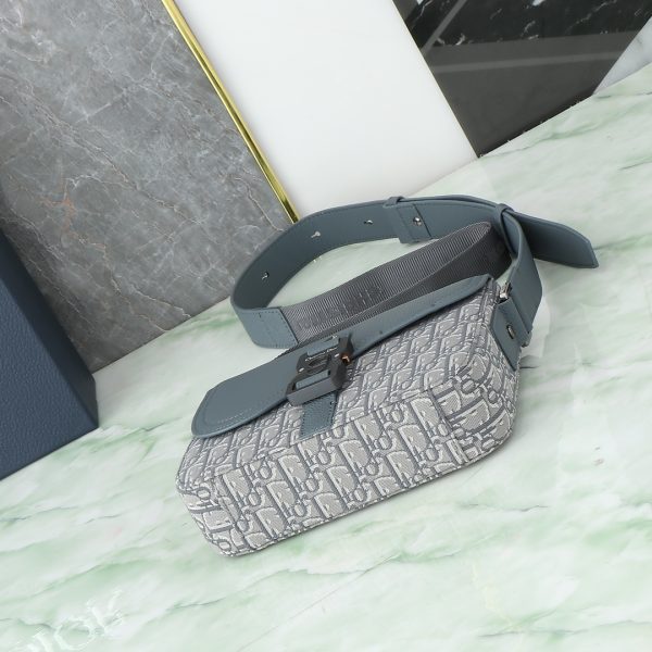 This small saddle messenger bag features a flip design, exquisite and stylish. Crafted with deep grey Oblique printed fabric