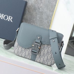 i1724084142_8386_1 This small saddle messenger bag features a flip design, exquisite and stylish. Crafted with deep grey Oblique printed fabric