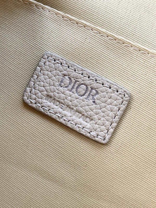 i1725289307_2125_1 This Dior Hit The Road flip backpack blends modern style with Dior's haute couture spirit