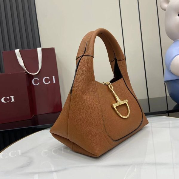i1744525418124_5770_0_1 Gucci Softbit Series Shoulder Craftsmanship Incorporates Large Half Horseneck Buckle Design, Brand Classic Equestrian Style