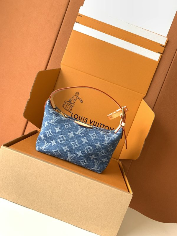 i1745388272_5609_0 HILLS CHETTE Handbag