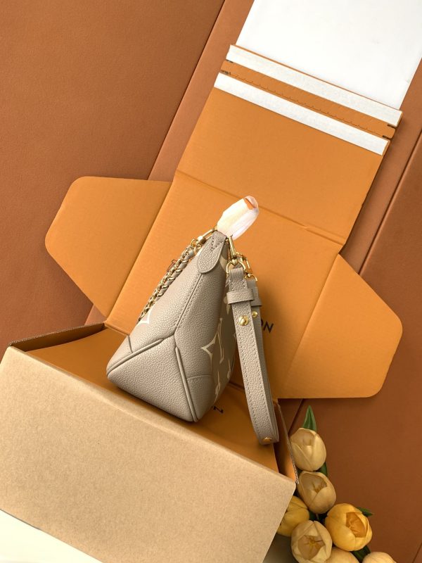 i1746354742_6379_0 The Boulogne handbag