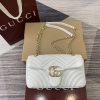 The GG Marmont series ingeniously integrates styling accessories and cut chain straps, selecting soft leather to create a bag shape with soft lines 编辑译文 段落对照