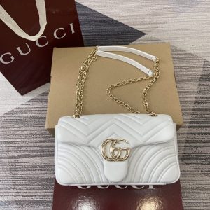 The GG Marmont series ingeniously integrates styling accessories and cut chain straps, selecting soft leather to create a bag shape with soft lines 编辑译文 段落对照