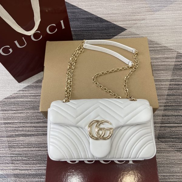 i1746872244_4222_0 The GG Marmont series ingeniously integrates styling accessories and cut chain straps, selecting soft leather to create a bag shape with soft lines 编辑译文 段落对照