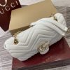 i1746872244_4677_0 The GG Marmont series ingeniously integrates styling accessories and cut chain straps, selecting soft leather to create a bag shape with soft lines 编辑译文 段落对照