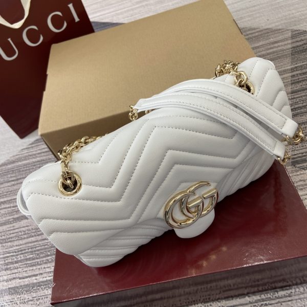 i1746872244_4677_0 The GG Marmont series ingeniously integrates styling accessories and cut chain straps, selecting soft leather to create a bag shape with soft lines 编辑译文 段落对照