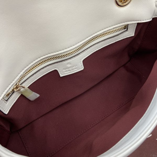 i1746872244_6396_0 The GG Marmont series ingeniously integrates styling accessories and cut chain straps, selecting soft leather to create a bag shape with soft lines 编辑译文 段落对照