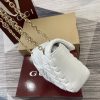 i1746872245_308_0 The GG Marmont series ingeniously integrates styling accessories and cut chain straps, selecting soft leather to create a bag shape with soft lines 编辑译文 段落对照