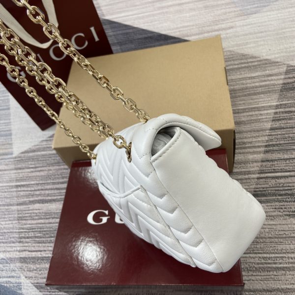 i1746872245_308_0 The GG Marmont series ingeniously integrates styling accessories and cut chain straps, selecting soft leather to create a bag shape with soft lines 编辑译文 段落对照