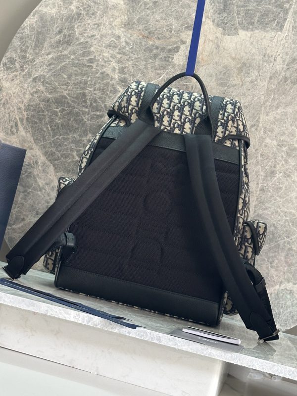 i1747032863535_8093_0_2 Wearing this Dior 8 backpack is a new addition to the men's clothing collection for the summer of 2024