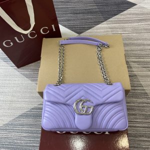The GG Marmont series ingeniously integrates styling accessories and cut chain straps, selecting soft leather to create a bag shape with soft lines