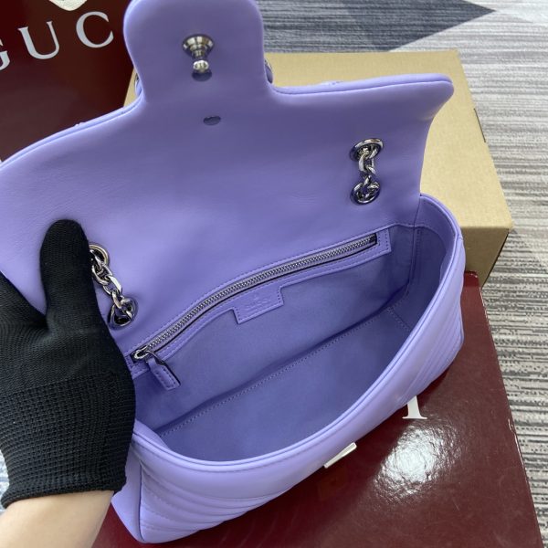 i1747300129_1467_0 The GG Marmont series ingeniously integrates styling accessories and cut chain straps, selecting soft leather to create a bag shape with soft lines