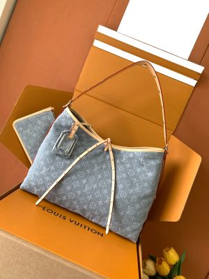 CARRYALL Medium Handbag